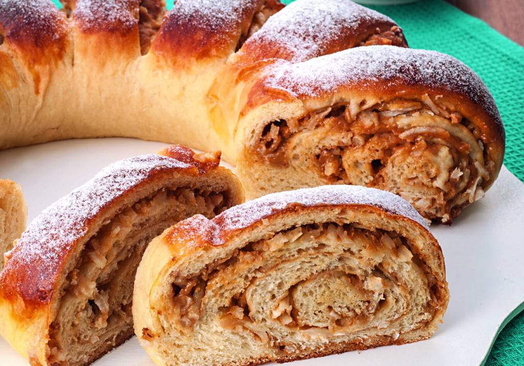 Rosca de doce de leite com coco