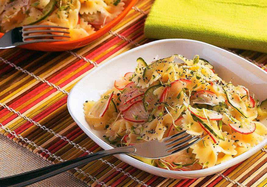 Salada de macarr&atilde;o com picles