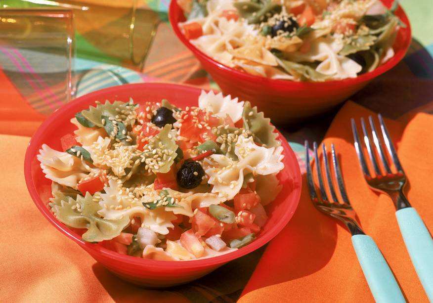 Salada de macarrão, tomate e brócolis