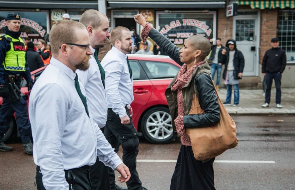 Conheça Tess Asplund, a mulher negra que enfrentou 300 neonazistas