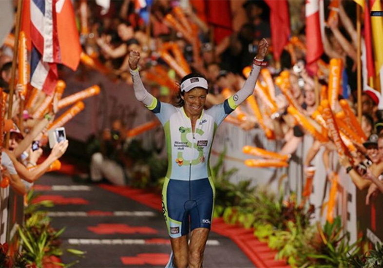 Depois de 200 cirurgias por conta de queimaduras, modelo australiana mostra recuperação em prova de Ironman