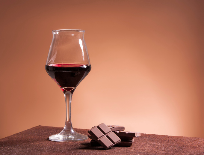 Por que beber vinho tinto e comer chocolate pode ser bom para a saúde?
