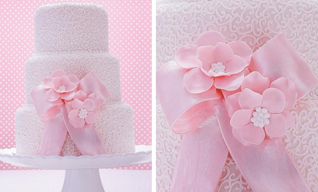 Bolo branco com detalhe de la&ccedil;o cor-de-rosa