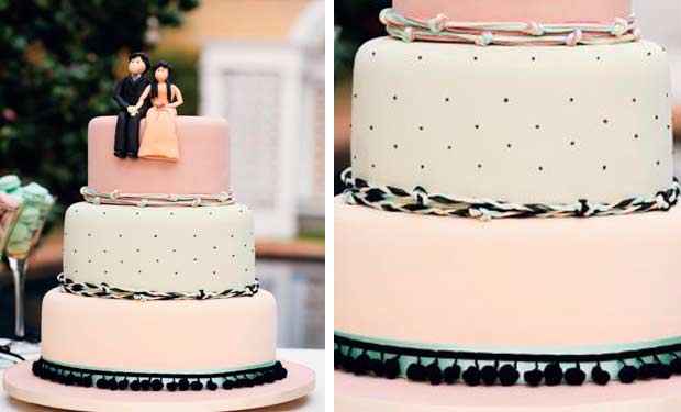 Bolo de tr&ecirc;s camadas com cores e texturas diferentes
