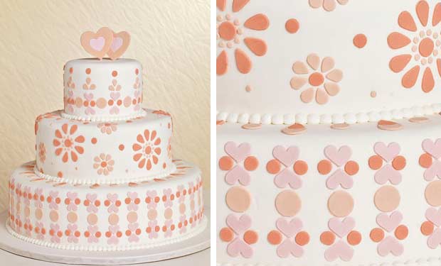 Bolo branco com flores, cora&ccedil;&otilde;es e bolinhas