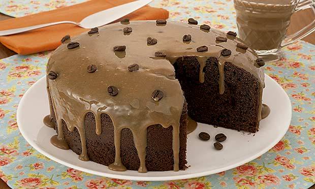 Bolo de chocolate com calda de caf&eacute;