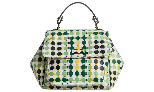 Bolsas, sapatos e sandálias que enriquecem a produção do dia a dia Bolsas, sapatos e sandálias que enriquecem a produção do dia a dia