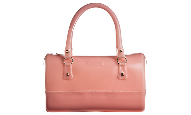 Bolsas, sapatos e sandálias que enriquecem a produção do dia a dia Bolsas, sapatos e sandálias que enriquecem a produção do dia a dia