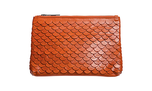 Bolsas, sapatos e sandálias que enriquecem a produção do dia a dia Bolsas, sapatos e sandálias que enriquecem a produção do dia a dia