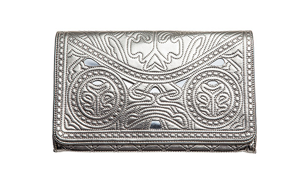 Bolsas, sapatos e sandálias que enriquecem a produção do dia a dia Bolsas, sapatos e sandálias que enriquecem a produção do dia a dia