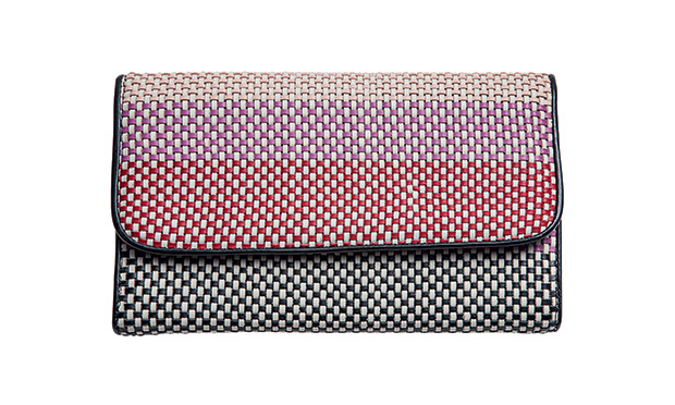 Bolsas, sapatos e sandálias que enriquecem a produção do dia a dia Bolsas, sapatos e sandálias que enriquecem a produção do dia a dia