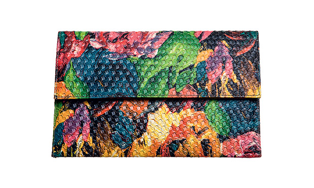 Bolsas, sapatos e sandálias que enriquecem a produção do dia a dia Bolsas, sapatos e sandálias que enriquecem a produção do dia a dia