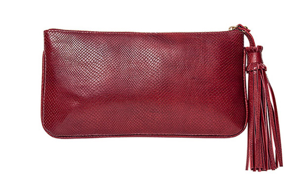 Bolsas, sapatos e sandálias que enriquecem a produção do dia a dia Bolsas, sapatos e sandálias que enriquecem a produção do dia a dia