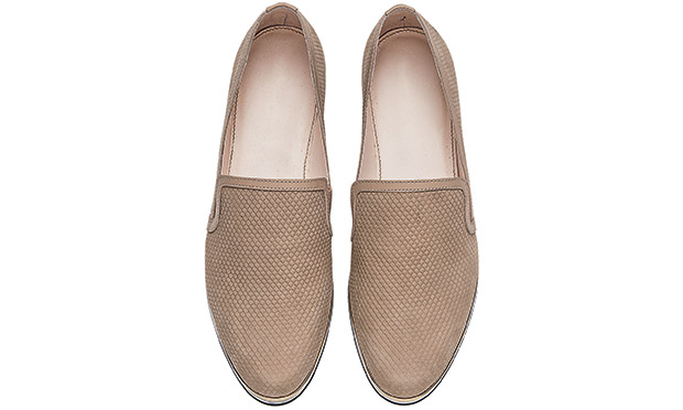 Bolsas, sapatos e sandálias que enriquecem a produção do dia a dia Bolsas, sapatos e sandálias que enriquecem a produção do dia a dia