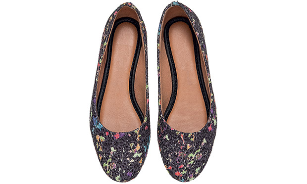 Bolsas, sapatos e sandálias que enriquecem a produção do dia a dia Bolsas, sapatos e sandálias que enriquecem a produção do dia a dia