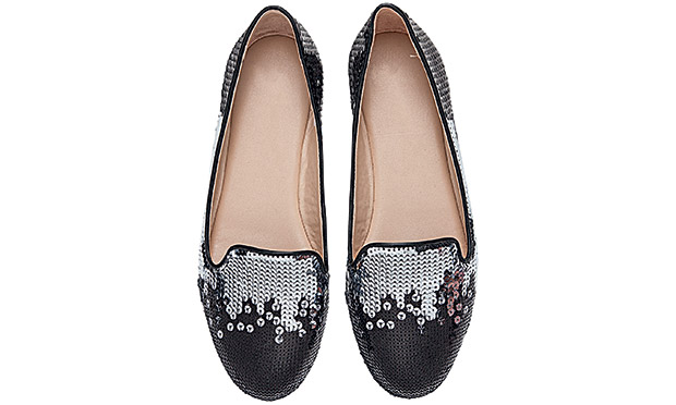 Bolsas, sapatos e sandálias que enriquecem a produção do dia a dia Bolsas, sapatos e sandálias que enriquecem a produção do dia a dia