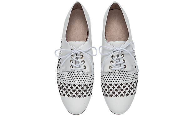 Bolsas, sapatos e sandálias que enriquecem a produção do dia a dia Bolsas, sapatos e sandálias que enriquecem a produção do dia a dia