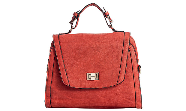 Bolsas, sapatos e sandálias que enriquecem a produção do dia a dia Bolsas, sapatos e sandálias que enriquecem a produção do dia a dia