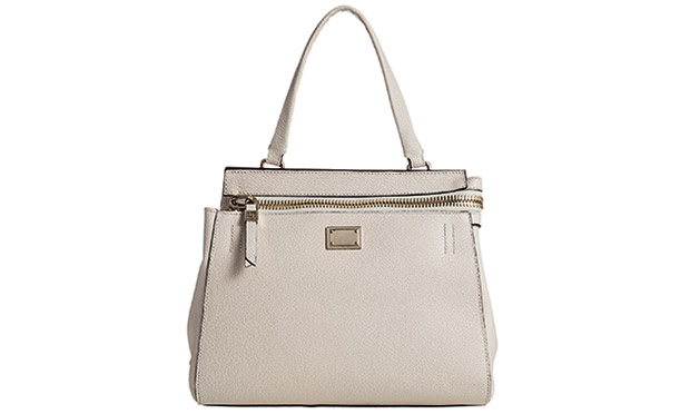 Bolsas, sapatos e sandálias que enriquecem a produção do dia a dia Bolsas, sapatos e sandálias que enriquecem a produção do dia a dia