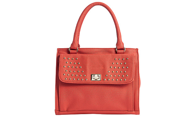 Bolsas, sapatos e sandálias que enriquecem a produção do dia a dia Bolsas, sapatos e sandálias que enriquecem a produção do dia a dia