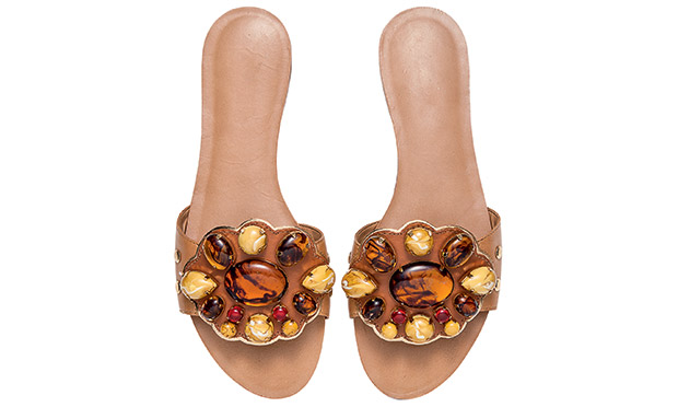 Bolsas, sapatos e sandálias que enriquecem a produção do dia a dia Bolsas, sapatos e sandálias que enriquecem a produção do dia a dia