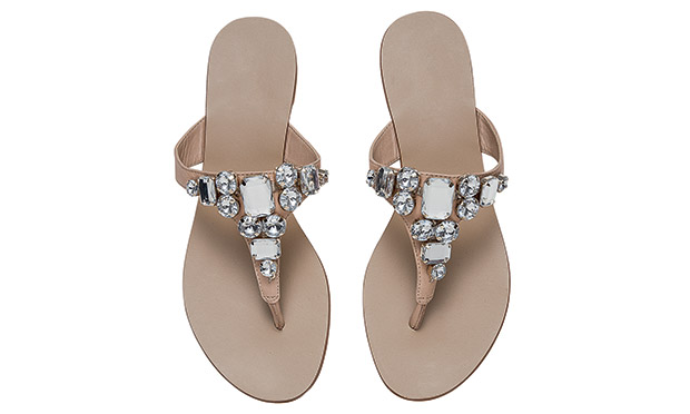 Bolsas, sapatos e sandálias que enriquecem a produção do dia a dia Bolsas, sapatos e sandálias que enriquecem a produção do dia a dia