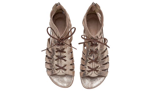 Bolsas, sapatos e sandálias que enriquecem a produção do dia a dia Bolsas, sapatos e sandálias que enriquecem a produção do dia a dia