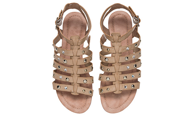 Bolsas, sapatos e sandálias que enriquecem a produção do dia a dia Bolsas, sapatos e sandálias que enriquecem a produção do dia a dia