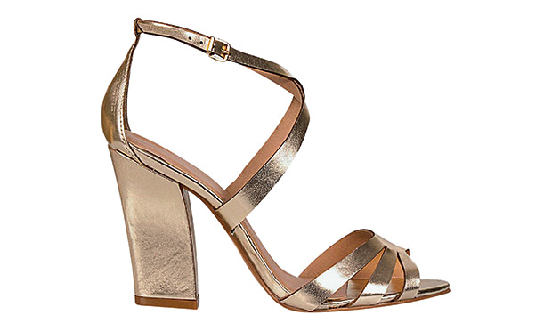 Bolsas, sapatos e sandálias que enriquecem a produção do dia a dia Bolsas, sapatos e sandálias que enriquecem a produção do dia a dia