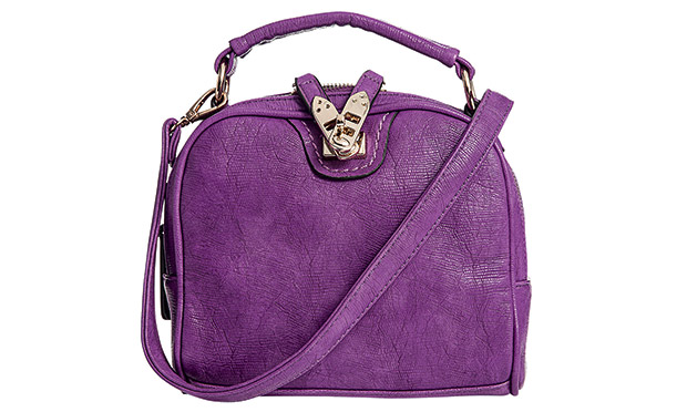 Bolsas, sapatos e sandálias que enriquecem a produção do dia a dia Bolsas, sapatos e sandálias que enriquecem a produção do dia a dia