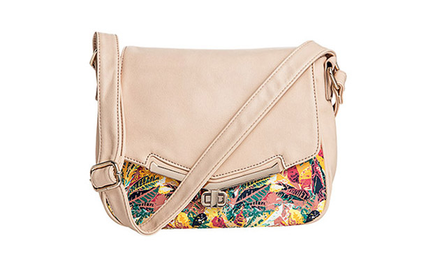 Bolsas, sapatos e sandálias que enriquecem a produção do dia a dia Bolsas, sapatos e sandálias que enriquecem a produção do dia a dia