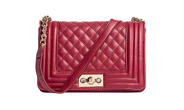 Bolsas, sapatos e sandálias que enriquecem a produção do dia a dia Bolsas, sapatos e sandálias que enriquecem a produção do dia a dia