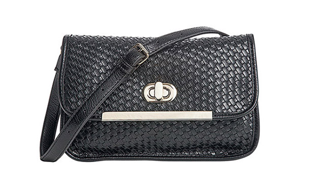 Bolsas, sapatos e sandálias que enriquecem a produção do dia a dia Bolsas, sapatos e sandálias que enriquecem a produção do dia a dia