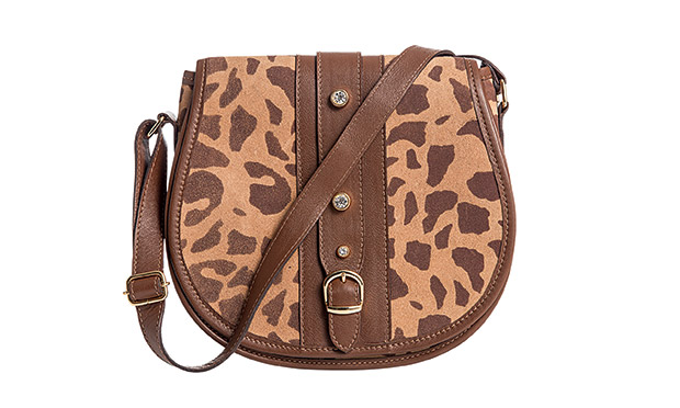 Bolsas, sapatos e sandálias que enriquecem a produção do dia a dia Bolsas, sapatos e sandálias que enriquecem a produção do dia a dia