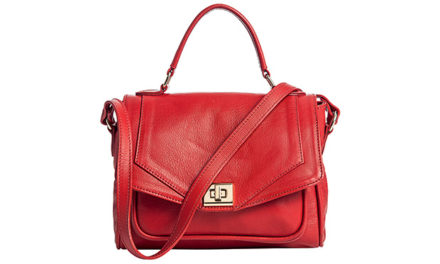 Bolsas, sapatos e sandálias que enriquecem a produção do dia a dia Bolsas, sapatos e sandálias que enriquecem a produção do dia a dia