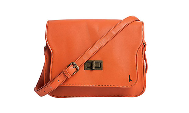 Bolsas, sapatos e sandálias que enriquecem a produção do dia a dia Bolsas, sapatos e sandálias que enriquecem a produção do dia a dia