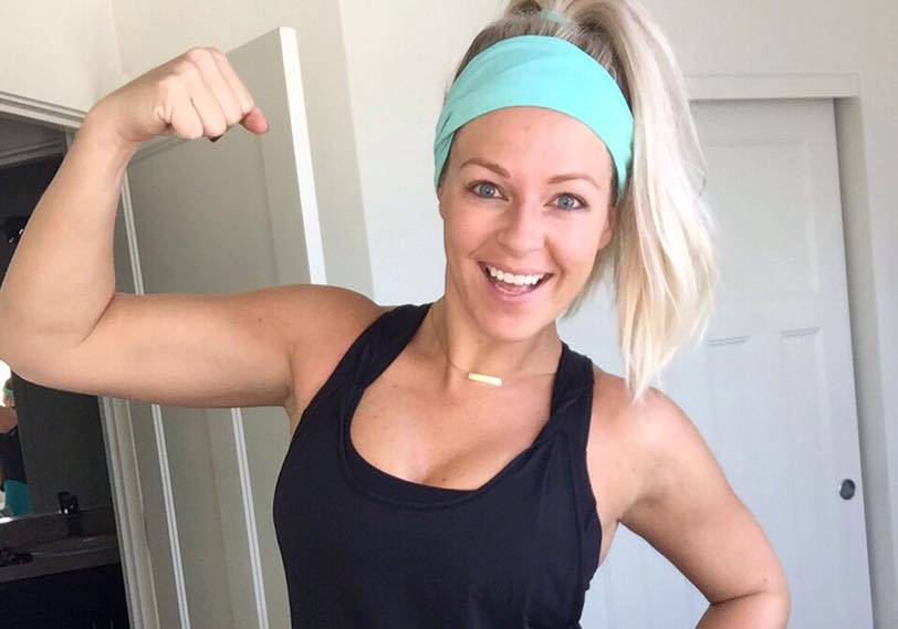 Instrutora fitness desmente “corpo perfeito” em pose relaxada