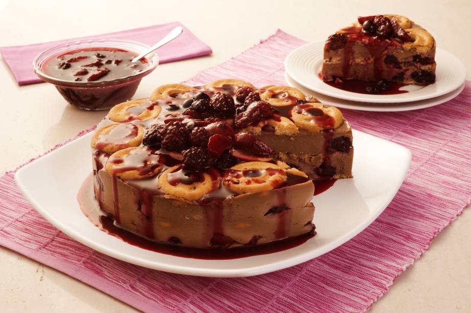 Pav&ecirc; de chocolate com frutas vermelhas: imposs&iacute;vel resistir!