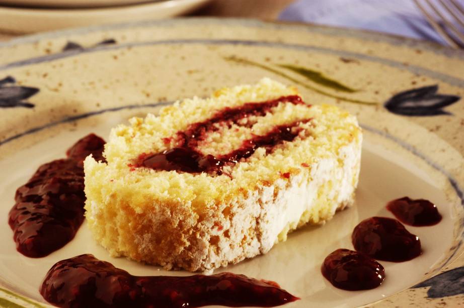 Rocambole de frutas vermelhas: f&aacute;cil de fazer e uma del&iacute;cia