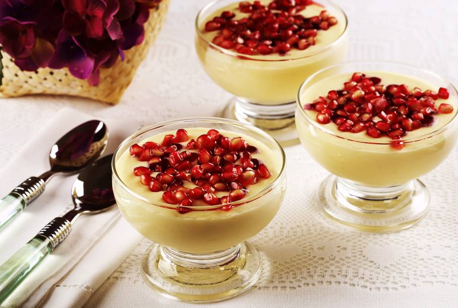 Musse com calda de rom&atilde;: delicie-se com a fruta da sorte!
