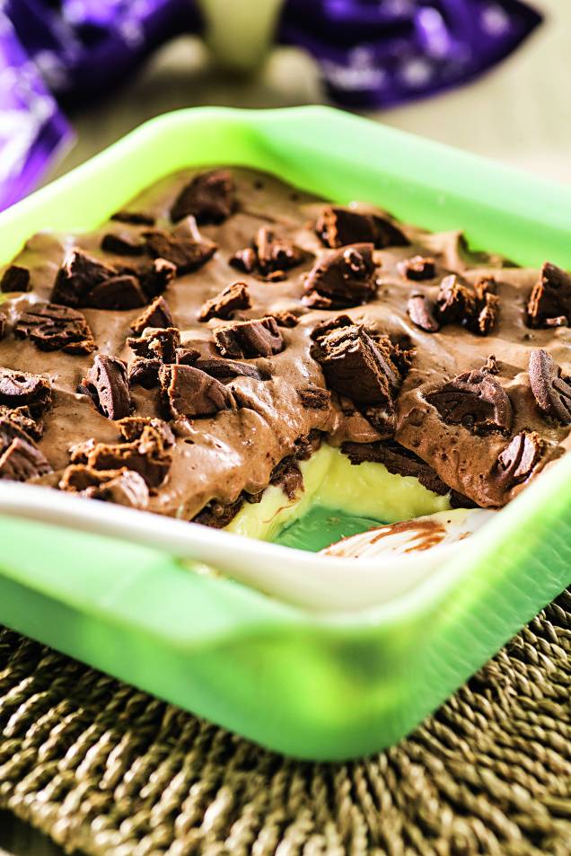 Pavê bicolor de bolacha recheada: bonito e nutritivo Pavê bicolor de bolacha recheada: bonito e nutritivo