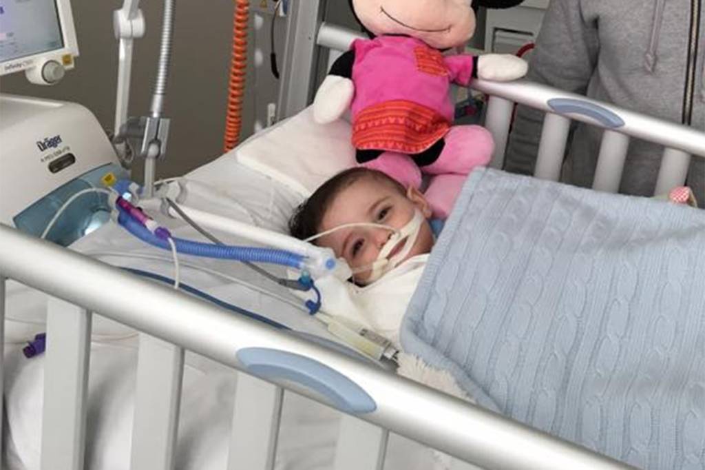 Bebê sai do coma antes dos médicos desligarem seus aparelhos