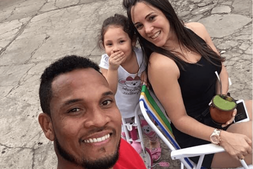 Viúvas homenageiam atletas da Chapecó um mês depois da tragédia