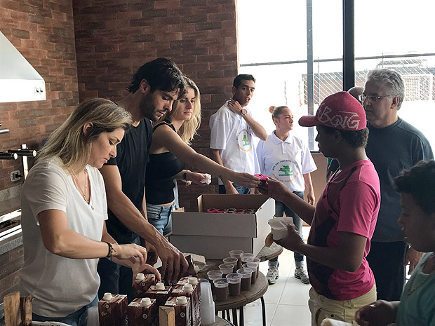 Natal solidário: 150 moradores de rua recebem ceia em São Paulo