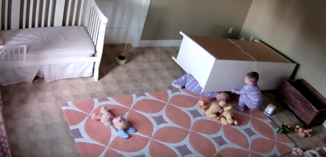 Garoto de 2 anos salva irmão gêmeo preso sob uma cômoda