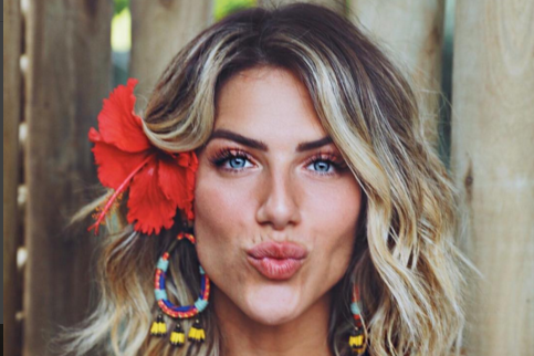 Flores no cabelo são o acessório do verão entre as celebridades