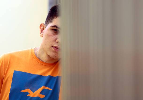 Jovem luta na Justiça para cessar tratamento que o mantém vivo