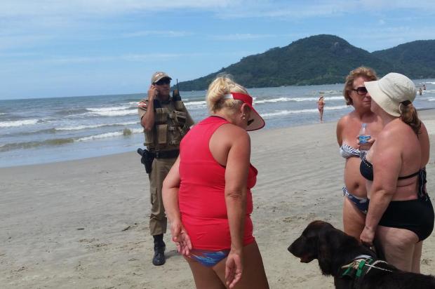 Mulher sofre discriminação por andar com cão-guia em praia