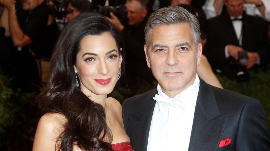 Primeira foto dos gêmeos Clooney é publicada em revista francesa