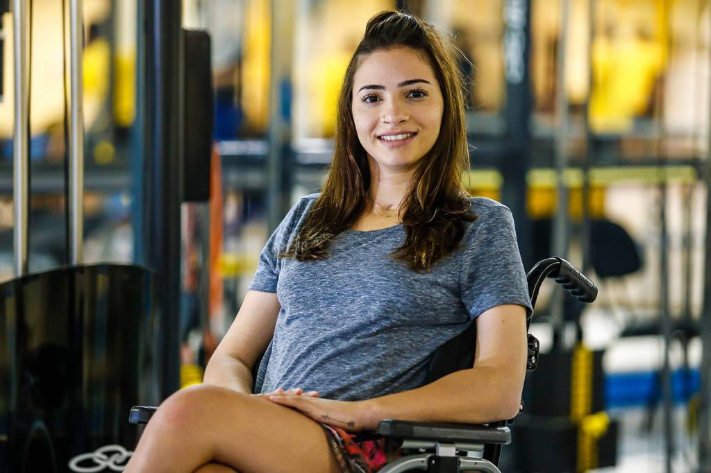 Ex-ginasta Lais Souza fica em pé pela 1ª vez